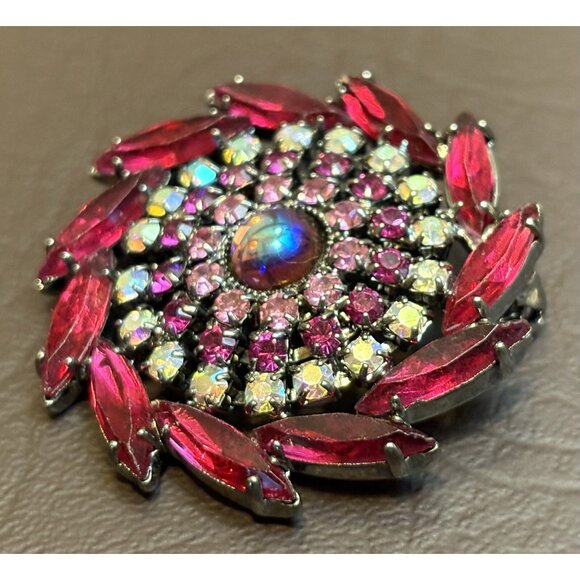 UNSIGNED BEAUTY! Vintage Fuchsia Red & Pink AB Rhinestone Pinwheel Circle Brooch - Picture 5 of 8